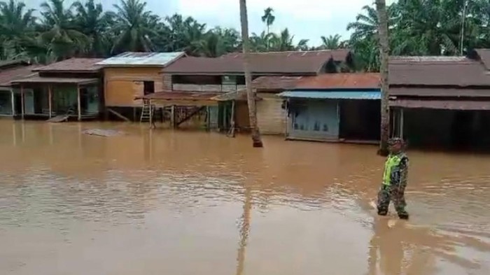 Banjir hingga kini masih melanda sejumlah daerah di Aceh. Bencana itu menyebabkan satu warga di Aceh Tenggara meninggal dunia.