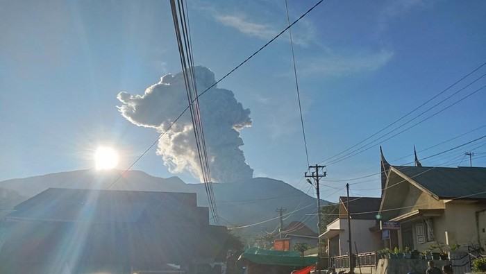 Gunung Marapi yang ada di Kabupaten Agam dan Tanah Datar, Sumatera Barat (Sumbar), kembali mengalami erupsi pada sore ini. Erupsi ini juga menjadi erupsi keempat sepanjang hari ini.