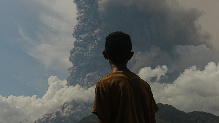 Flores Timur - Sebanyak 11.445 orang dari berbagai desa terpaksa mengungsi akibat erupsi Gunung Lewotobi Laki-laki. Mirisnya, sebanyak 650 warga di antaranya terserang berbagai penyakit, termasuk mengalami infeksi saluran pernapasan akut (ispa).