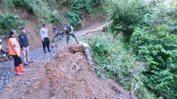 Banjir-Longsor Terjang 4 Kecamatan di Sukabumi, Jalan-Rumah Warga Rusak