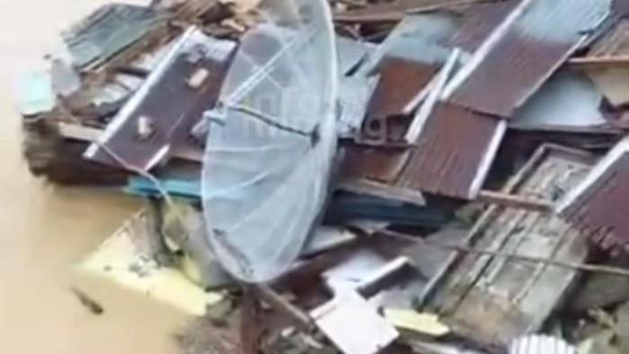 Padang - Enam desa atau nagari di Kabupaten Sijunjung, Sumatera Barat, mengalami banjir bandang. Curah hujan menjadi penyebab banjir bandang.