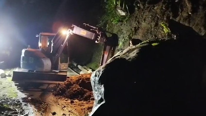 Tebing setinggi 7 meter di Desa Balegede, Kecamatan Naringgul, Cianjur longsor usai diguyur hujan deras, Kamis (7/11/2024) sore. Akibatnya Akses lalulintas dari Cianjur menuju Ciwidey dan sebaliknya lumpuh.