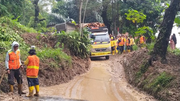 Cianjur - Pemerintah Kabupaten (Pemkab) Cianjur, Jawa Barat, menetapkan status siaga bencana banjir dan longsor. Bahkan status siaga tersebut berlaku hingga Maret 2025.