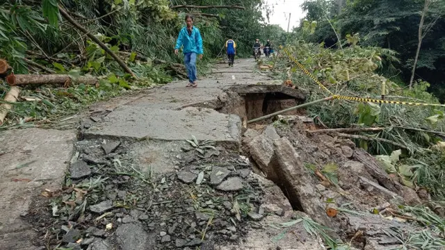 togoenlutte.org, Jakarta - Di awal pekan, Senin (22/1/2024), lindu kembali menggetarkan sejumlah wilayah Indonesia. Hingga pukul 21.00 WIB, ada dua kali gempa hari ini terjadi di Bumi Pertiwi. Lindu tersebut dilaporkan Badan Meteorologi, Klimatologi, dan Geofisika (BMKG) menggetarkan siang tadi pukul 11:02:22 WIB di wilayah Sumba Timur, Provinsi Nusa Tenggara Timur (NTT). "Pusat gempa  berada di laut 20 kilometer barat daya Karera, Sumba Timur," papar BMKG melalui laman resminya www.bmkg.go.id.