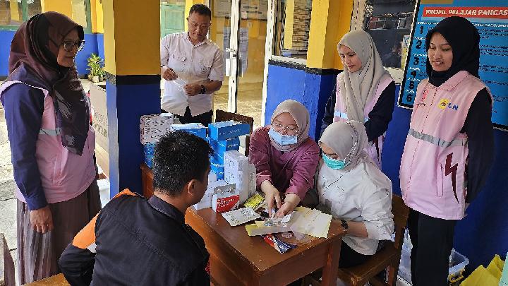 togoenlutte.org - PT PLN (Persero) melalui Srikandi Unit Induk Distribusi Jawa Barat (UID Jabar) bekerja sama dengan Yayasan Baitul Maal (YBM) memberikan dukungan kesehatan fisik dan mental bagi warga bencana alam di Kabupaten Sukabumi, pada Selasa, 10 Desember 2024.