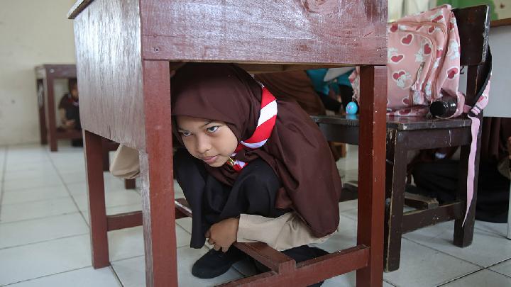 Siswa SMP 5 Banda Aceh mengikuti latihan kesiapsiagaan menghadapi bencana gempa dan tsunami di Aceh, 21 Desember 2024. Pemerintah Aceh bekerjasama dengan Japan International Cooperation Agency