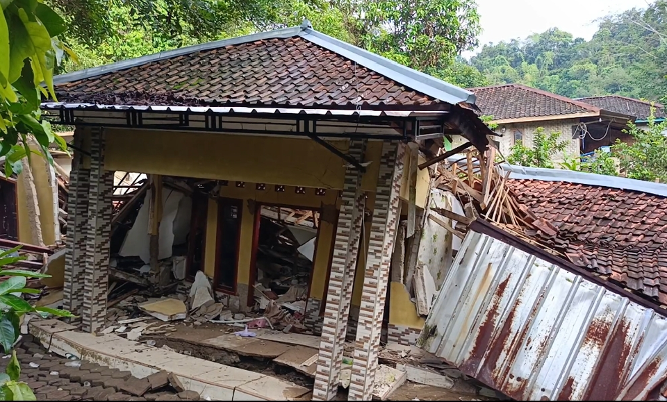 Cianjur, togoenlutte.org – Pemerintah Kabupaten (Pemkab) Cianjur resmi memperpanjang status Tanggap Darurat Bencana (TDB) di 15 kecamatan yang terdampak banjir, longsor, dan pergerakan tanah hingga 25 Desember 2024. Keputusan ini diambil setelah masa TDB untuk 18 kecamatan terdampak berakhir pada hari ini, Rabu (18/12/2024).