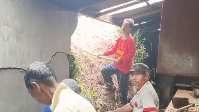 togoenlutte.org,  BLITAR - Dinding dapur rumah milik Nur Taufik di Dusun/Desa Kemirigede, Kecamatan Kesamben, Kabupaten Blitar, jebol diterjang material tanah longsor,  Kamis (28/11/2024). 