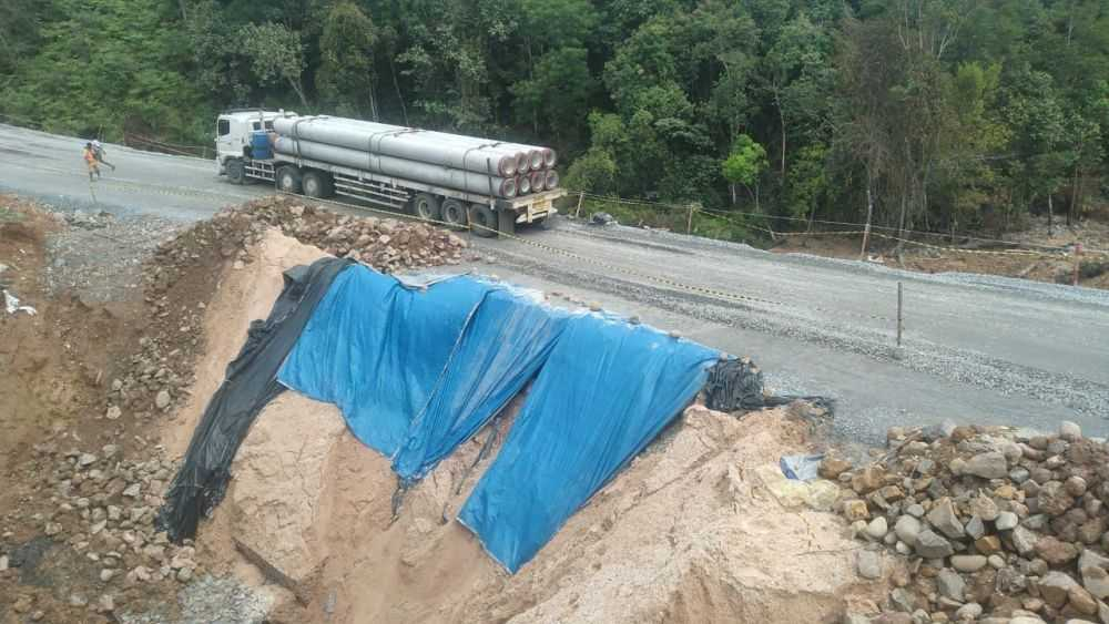 PEKANBARU – Hujan deras yang mengguyur wilayah trase baru Jalan Lintas Riau-Sumbar di Tanjung Alai, Kampar, beberapa hari lalu menyebabkan bahu jalan sempat mengalami longsor. Kepala Balai Pelaksana Jalan Nasional (BPJN) Riau, Yohanes Tulak Todingrara, melalui PPK 1.4