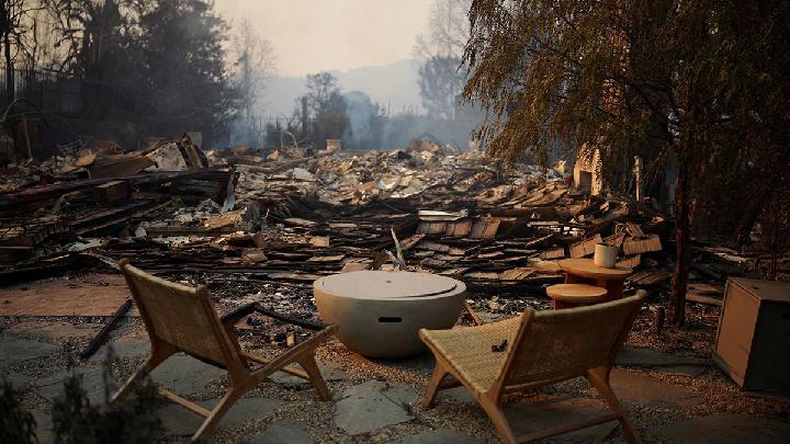 togoenlutte.org, Jakarta - Kebakaran hutan wilayah Los Angeles telah mereda dan memasuki hari kedelapan. Dinas Cuaca Nasional (NWS) sempat meminta warga mewaspadai angin kencang yang diperkirakan pada Selasa malam hingga Rabu, 15 Januari 2025. "Angin hari ini lebih lemah dari perkiraan, tetapi kemungkinan akan menguat lagi malam ini dan Rabu. Kita belum sepenuhnya aman," keterangan NWS.