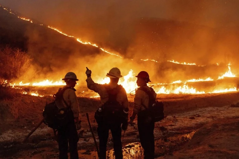 Kebakaran lahan di Los Angeles, California Selatan, Amerika Serikat (AS) yang melanda sejak 7 Januari lalu masih belum juga selesai dipadam bahkan cenderung meluas akibat angin kencang. Pemerintah setempat telah melakukan evakuasi lebih dari 180 ribu