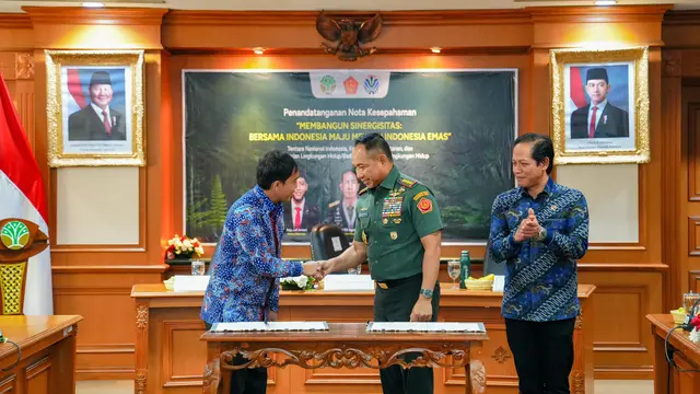 togoenlutte.org, Jakarta - Kementerian Kehutanan (Kemenhut) baru saja menandatangani nota kesepahaman (MoU) dengan TNI dan Kementerian Lingkungan Hidup (KLH) terkait 'Membangun Sinergitas: Bersama Indonesia Maju Menuju Indonesia Emas'. Penandatangan tersebut merupakan kelanjutan dari pertemuan di Mabes TNI Cilangkap, beberapa waktu lalu.