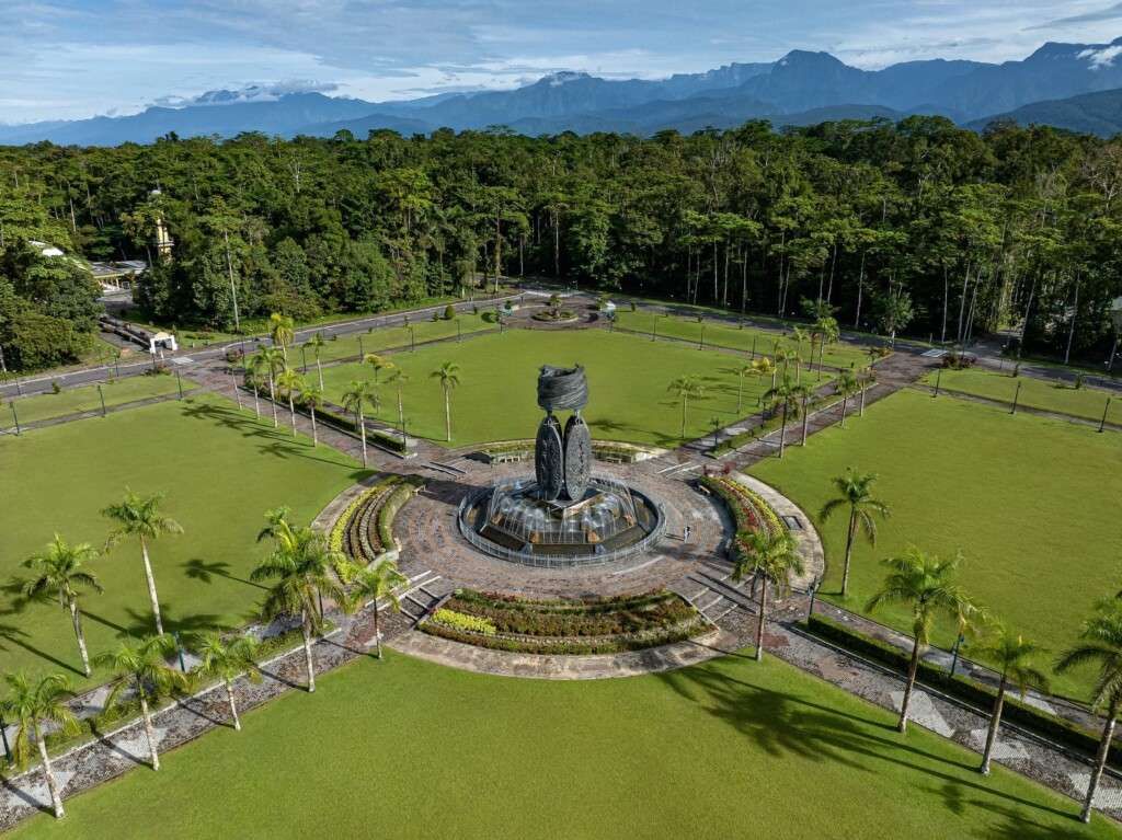 togoenlutte.org, Biak: Kuala Kencana, distrik modern yang terletak di Mimika, Papua, menyimpan sejumlah fakta menarik yang membedakannya dari kota-kota lain di Indonesia. Sebagai distrik modern dan diakui sebagai kota modern pertama di Indonesia, Kuala Kencana menawarkan sejumlah keunikan yang patut disimak