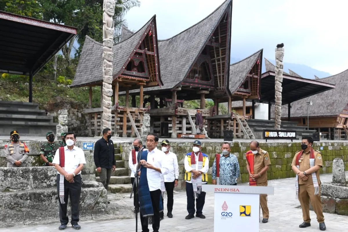 Hal tersebut disampaikan Presiden saat meresmikan penataan kawasan Huta Siallagan, di Kabupaten Samosir, Sumatera Utara, Rabu. "Saya bersyukur hari ini bisa melihat bahwa Huta Siallagan beserta lingkungan sekitarnya sudah direvitalisasi, sudah dita