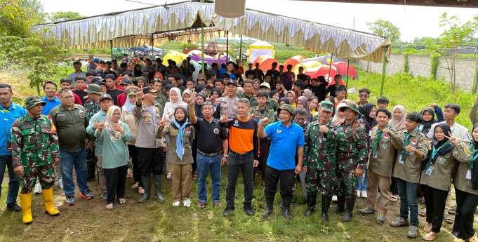 JEPARA (togoenlutte.org) –  Revitalisasi Hutan Mangrove Pesisir Jepara V yang diinisiasi oleh Wapalhi FSH Unisnu Jepara digelar di Pantai Ujung Piring, Desa Jambu, Kecamatan Mlonggo, Jepara  22 – 23 Februari 2025. Kegiatan yang merupakan agenda tahunan ini dibuka oleh Dekan Fakultas Syari’ah dan Hukum Unisnu Jepara,  Dr. Wahidullah S.H.I., M.H.