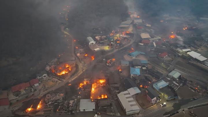 togoenlutte.org, Jakarta - Seorang pilot helikopter tewas saat memadamkan api dalam kebakaran hutan di Korea Selatan. Jumlah korban tewas akibat kebakaran hutan juga melonjak menjadi 24 orang pada Rabu, 26 Maret 2025.