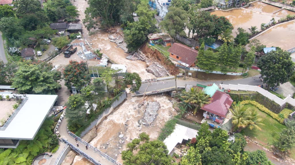  Banjir yang melanda Kawasan Puncak Bogor telah menyebabkan gangguan aktivitas dan kerusakan infrastruktur publik di sejumlah titik. Hujan dengan intensitas tinggi menyebabkan aliran Sungai Ciliwung meluap dan merendam area pemukiman dan jalur utama yang menghubungkan Bogor dengan Kawasan Puncak. Jakarta dan Kota Bekasi turut lumpuh akibat meluapnya Sungai Ciliwung dan Kali Bekasi.