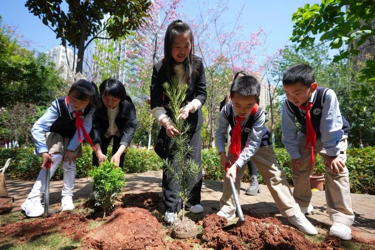 Beijing (ANTARA) - China meningkatkan upaya penghijauan tahun lalu dengan menanam 4,446 juta hektare hutan, menurut laporan Komisi Penghijauan Nasional China yang dirilis pada Rabu (12/3).