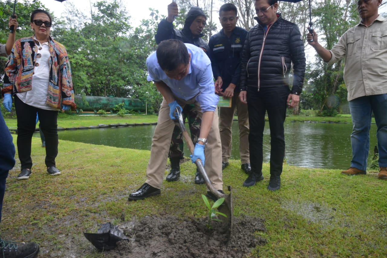 Menutup rangkaian kunjungan kerjanya di PT Freeport Indonesia (PT FI) usai menjadi Inspektur Upacara Peringatan Hari Ulang Tahun (HUT) ke-74 Kemerdekaan Republik Indonesia, Menteri Energi Dan Sumber Daya Mineral (ESDM) Ignasius Jonan mengunjungi lokasi pusat reklamasi keanekaragaman hayati PT FI di Timika, Papua. Di lokasi reklamasi Menteri ESDM secara simbolis melakukan penanaman pohon Bintangon.