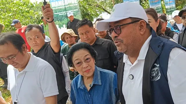 togoenlutte.org, Jakarta - Presiden RI kelima Megawati Soekarnoputri turut hadir dalam acara penanaman mangrove dalam rangkaian acara reuni akbar SMAN 1 Boedi Oetomo di Kawasan Hutan Lindung, Kapuk, Jakarta Utara Minggu (20/4/2025).