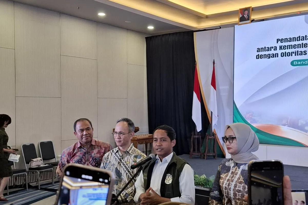 Bandarlampung - Otoritas Jasa Keuangan (OJK) dan Kementerian Kehutanan (Kemenhut) menjalin kerja sama memperluas akses permodalan dan keuangan bagi petani hutan yang mengelola perhutanan sosial.