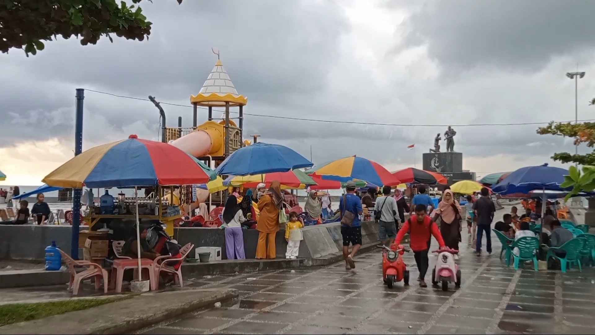 Libur Imlek merupakan momen yang dinantikan oleh banyak orang di Indonesia, terutama bagi masyarakat Tionghoa dan pecinta budaya Asia. Pada periode ini, banyak destinasi wisata di berbagai daerah mengalami lonjakan kunjungan karena suasana yang penuh semangat, keindahan dekorasi khas Imlek, serta berbagai acara budaya yang menarik.