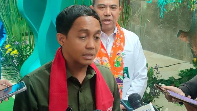 Menhut (Menteri Kehutanan) atau Menteri Lingkungan Hidup dan Kehutanan Indonesia biasanya akan merespons isu yang berkaitan dengan dugaan penjualan lahan di kawasan konservasi seperti Taman Nasional Tesso Nilo, Riau, yang melibatkan tokoh adat. Terkait kasus ini, tanggapan resmi dari pejabat terkait biasanya mencakup beberapa poin penting: