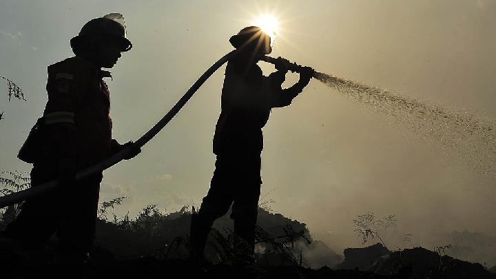 Kebakaran hutan dan lahan (karhutla) merupakan salah satu bencana alam yang cukup sering terjadi di Indonesia, terutama saat musim kemarau panjang. Pada tahun 2025, sejumlah daerah telah mengalami kebakaran yang cukup luas, menimbulkan kerusakan lingkungan, kerugian ekonomi, dan ancaman kesehatan masyarakat.