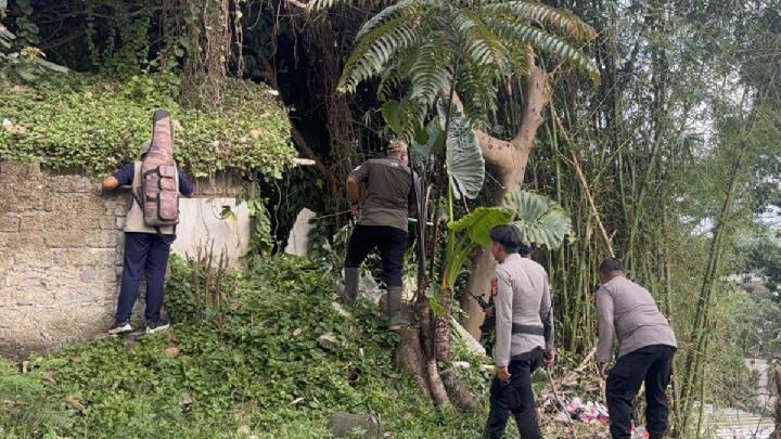 Kabar mengejutkan datang dari Lembang Park & Zoo di Bandung, Jawa Barat, di mana seekor macan tutul dilaporkan diduga kabur dari kandangnya dan kini diduga berkeliaran di area hutan sekitar taman wisata tersebut.