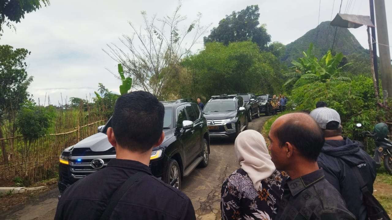 Sukamakmur, 27 April 2024 — Menteri Desa, Pembangunan Daerah Tertinggal, dan Transmigrasi Republik Indonesia, Dr. Abdul Rahman, melakukan kunjungan ke lokasi yang diduga sebagai tempat penyerobotan lahan di Desa Sukamakmur, Kabupaten Bogor.